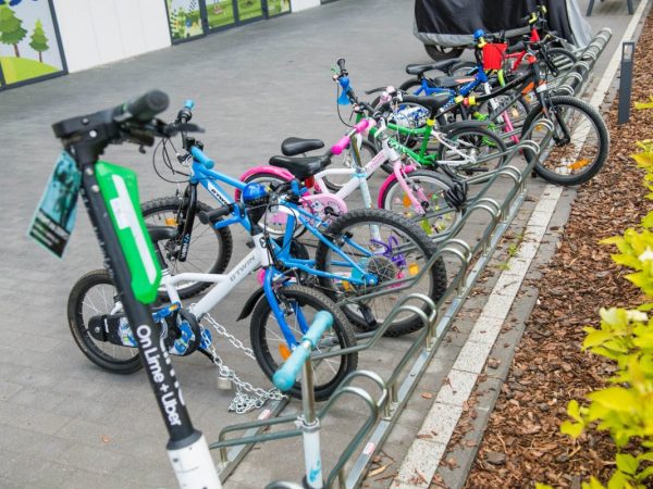 Lato w mieście oczami przedszkolaka – jak dzieci odkrywają świat podczas codziennych spacerów i zabaw na świeżym powietrzu?